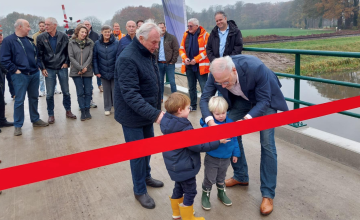 Nieuwe brug in Binnenweg Almen een maand eerder klaar dan gepland