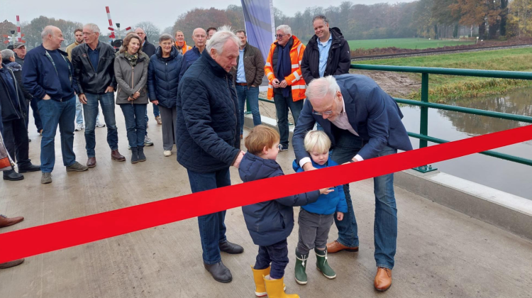 Nieuwe brug in Binnenweg Almen een maand eerder klaar dan gepland