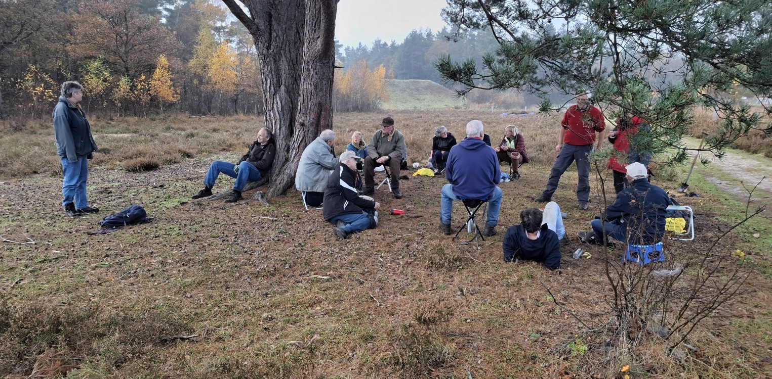 Vrijwilligers pakken opnieuw heide aan op de Gorsselse Heide