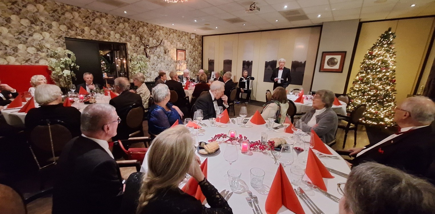 Donatie voor Music for Ukraine tijdens kerstdiner Lionsclub Lochem-Berkelland West