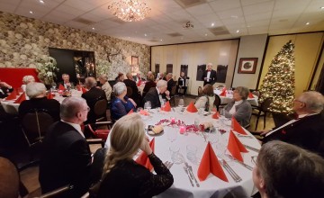 Donatie voor Music for Ukraine tijdens kerstdiner Lionsclub Lochem-Berkelland West