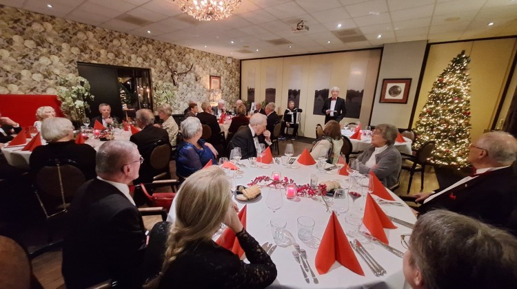 Donatie voor Music for Ukraine tijdens kerstdiner Lionsclub Lochem-Berkelland West