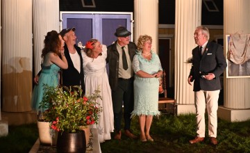 Toneelvereniging AEV viert jubileum met Britse flair in Exel