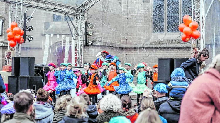 Sinterklaas intocht in Lochem met dansvoorstelling door POP-UP