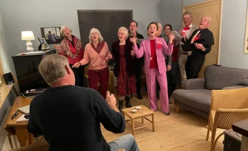 Geliefden verrast met muzikale verrassing van Vocaal Almen