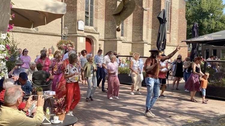 Jong en oud geniet van Latin Lochem onder de stralende zon