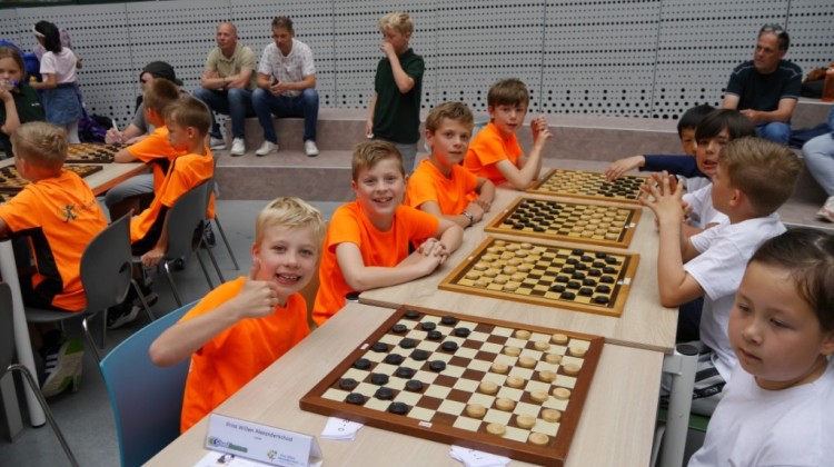 Groep 5 team Prins Willem Alexanderschool 12e bij NK Schooldammen