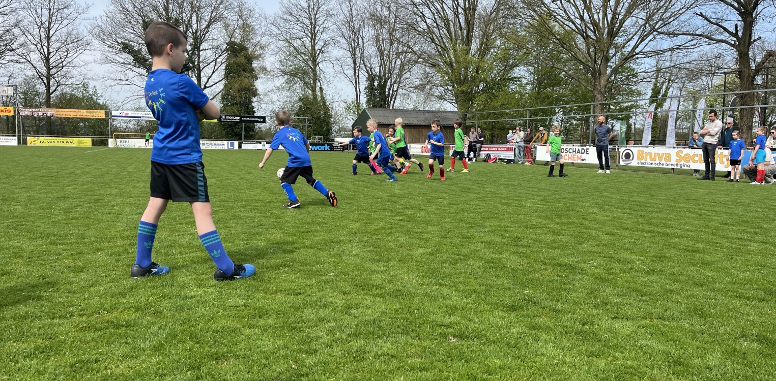 Zonnig schoolvoetbaltoernooi groot succes in Laren