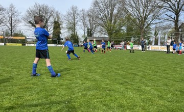 Zonnig schoolvoetbaltoernooi groot succes in Laren