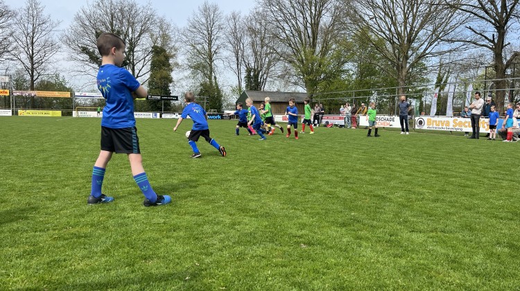 Zonnig schoolvoetbaltoernooi groot succes in Laren