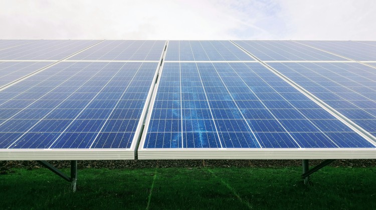De uitdaging van negatieve stroomprijzen: hoe kunnen batterijen en zonnepanelen helpen?