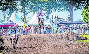 Gezelligheid op en buiten de crossbaan