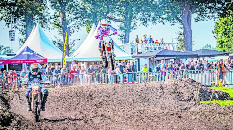 Gezelligheid op en buiten de crossbaan