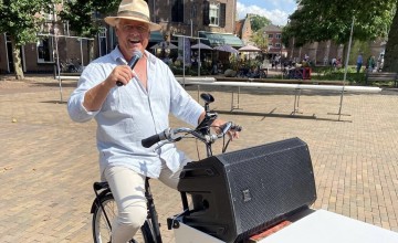 De Frank Sinatra van Lochem brengt muziek op z’n bakfiets