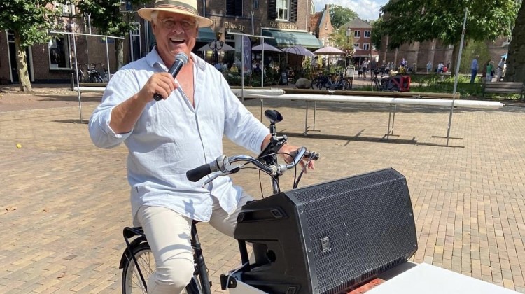 De Frank Sinatra van Lochem brengt muziek op z’n bakfiets