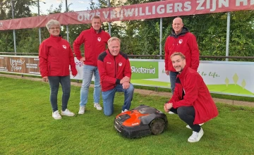 Vrienden schenken robotmaaier aan SVBV Barchem