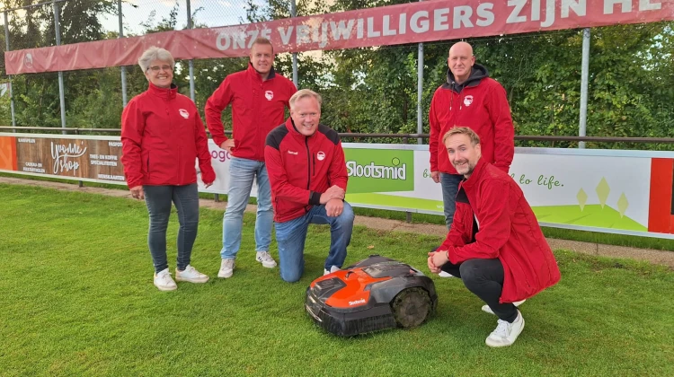 Vrienden schenken robotmaaier aan SVBV Barchem