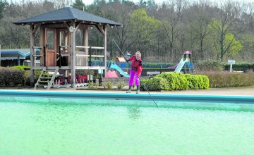 Vrijwilligers maken zwembaden Gorssel en Almen zomerklaar