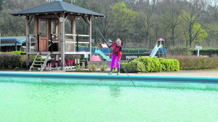 Vrijwilligers maken zwembaden Gorssel en Almen zomerklaar