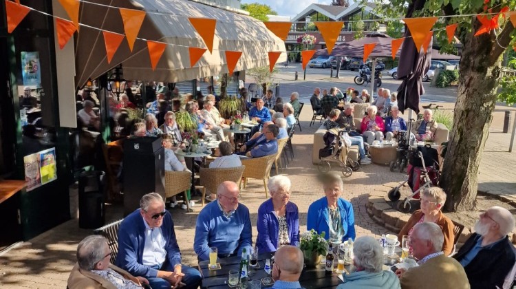 Geslaagde dagtocht met zomers weer van Laren&Oranje