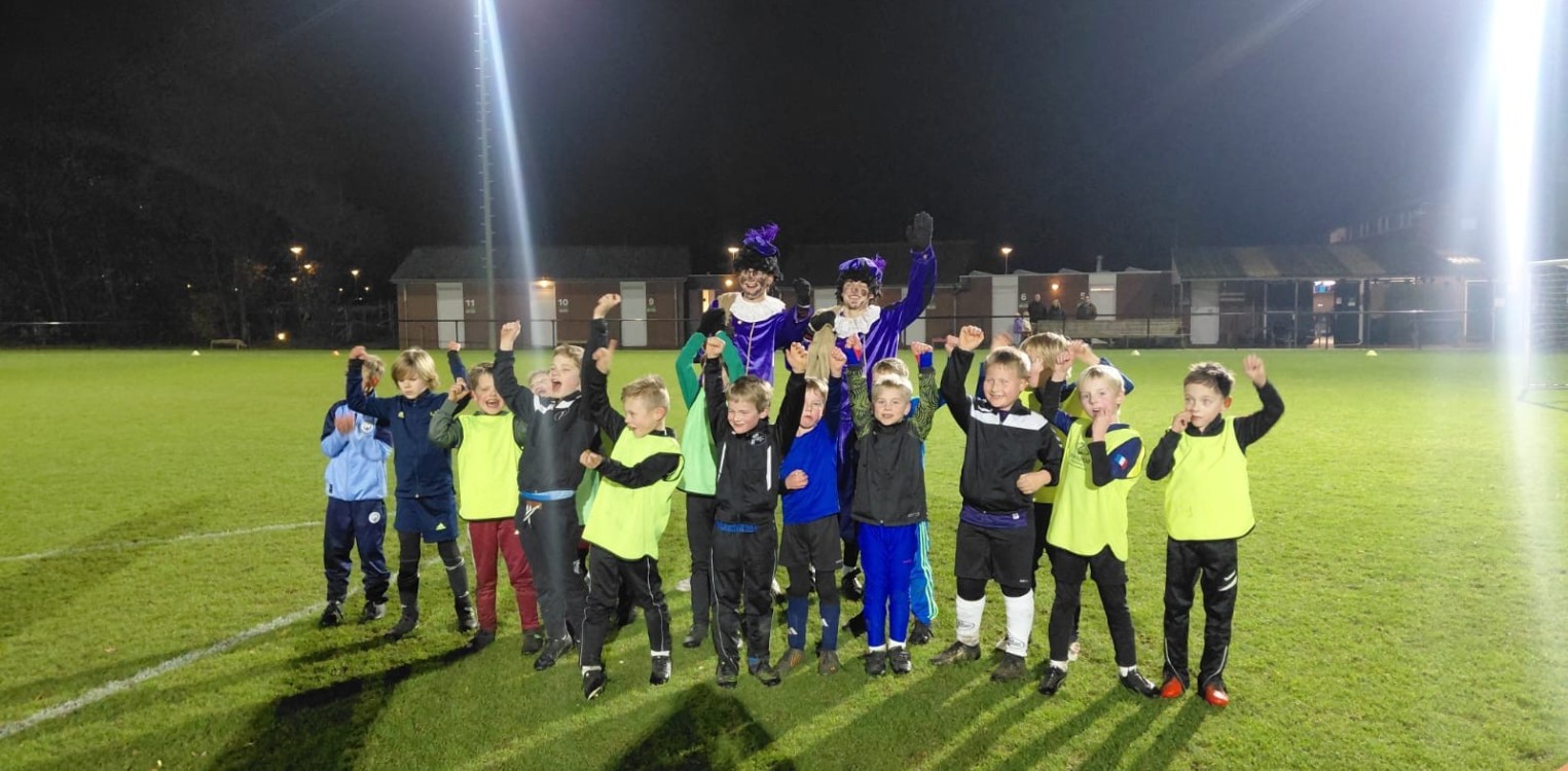 Pieten verrassen jeugdvoetballers in Laren