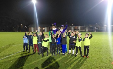 Pieten verrassen jeugdvoetballers in Laren