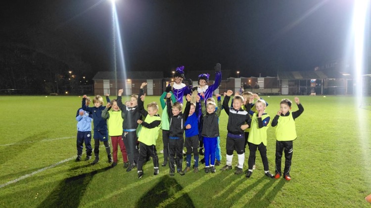 Pieten verrassen jeugdvoetballers in Laren