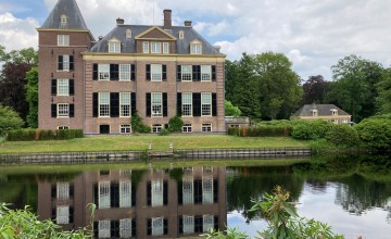 Glashelder verlichte kunst op slotgracht Verwolde