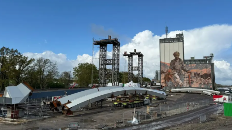 Verwijdering verbindingstuk Nettelhorsterbrug voor transport naar fabriek