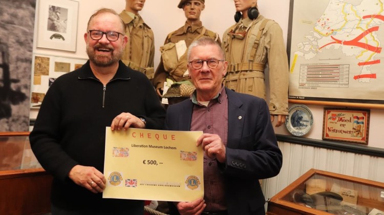 Lionsclub verrast Liberation Museum Lochem met donatie