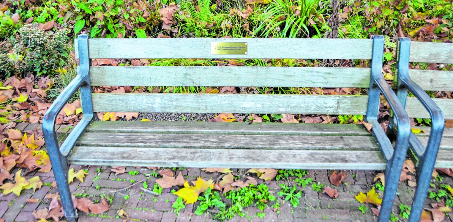 ‘IK ZIE JE’-bankje onthuld op de Markt in Lochem