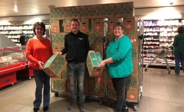Buurtkastje uit Laren neemt 76 boodschappenpakketten in ontvangst
