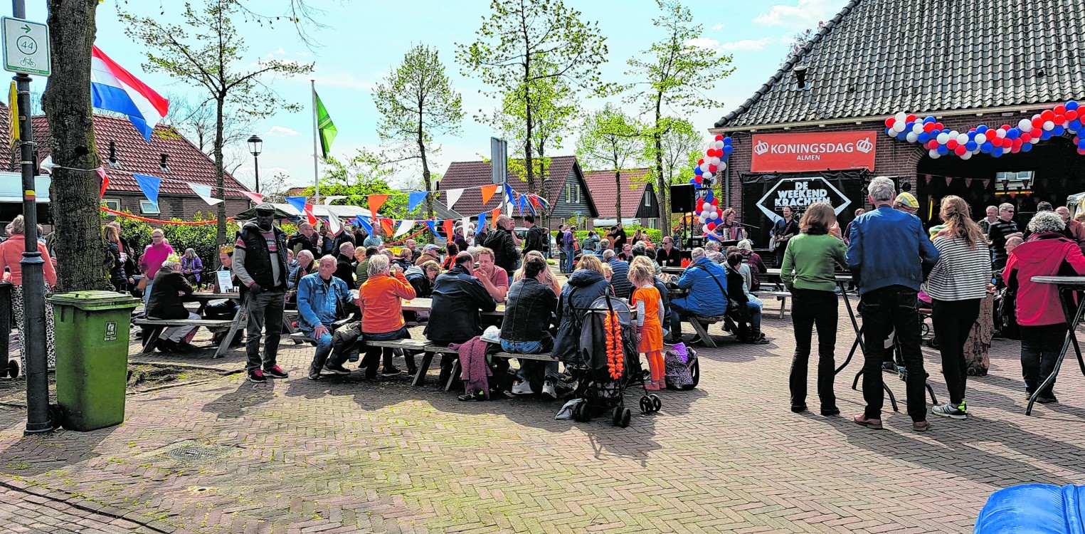 Ouderwets gezellige Koningsdag op een nieuwe locatie in Almen