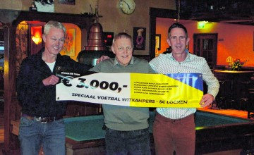Johan Ikink schenkt afscheids cadeau aan speciaal voetbal in Lochem en Laren