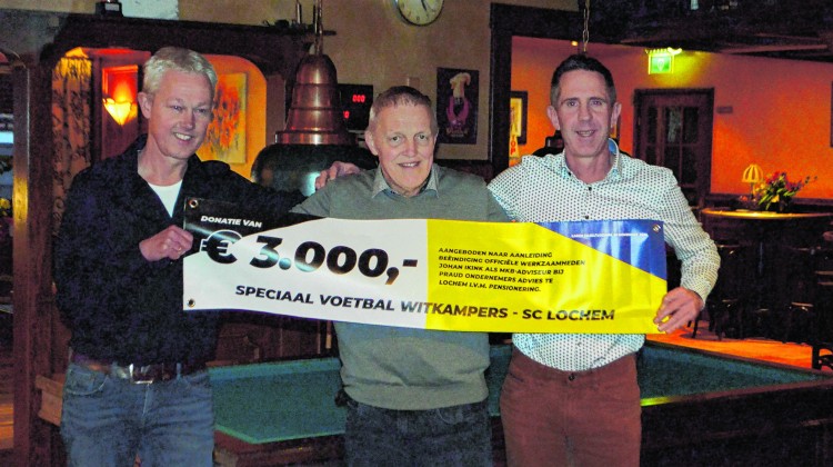 Johan Ikink schenkt afscheids cadeau aan speciaal voetbal in Lochem en Laren