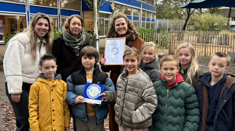 Poolsterscholen ontvangen BuitenWijzer certificaat bewegend leren