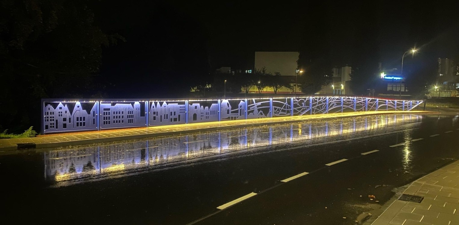 Hoevenbrug nu ook verlicht