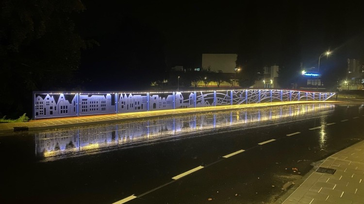 Hoevenbrug nu ook verlicht