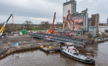 Basis voor Nettelhorsterbrug arriveert per boot in Lochem