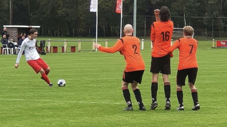 Voetballen in typisch herfstweer. Dit zijn de uitslagen van amateur voetballend gemeente Lochem