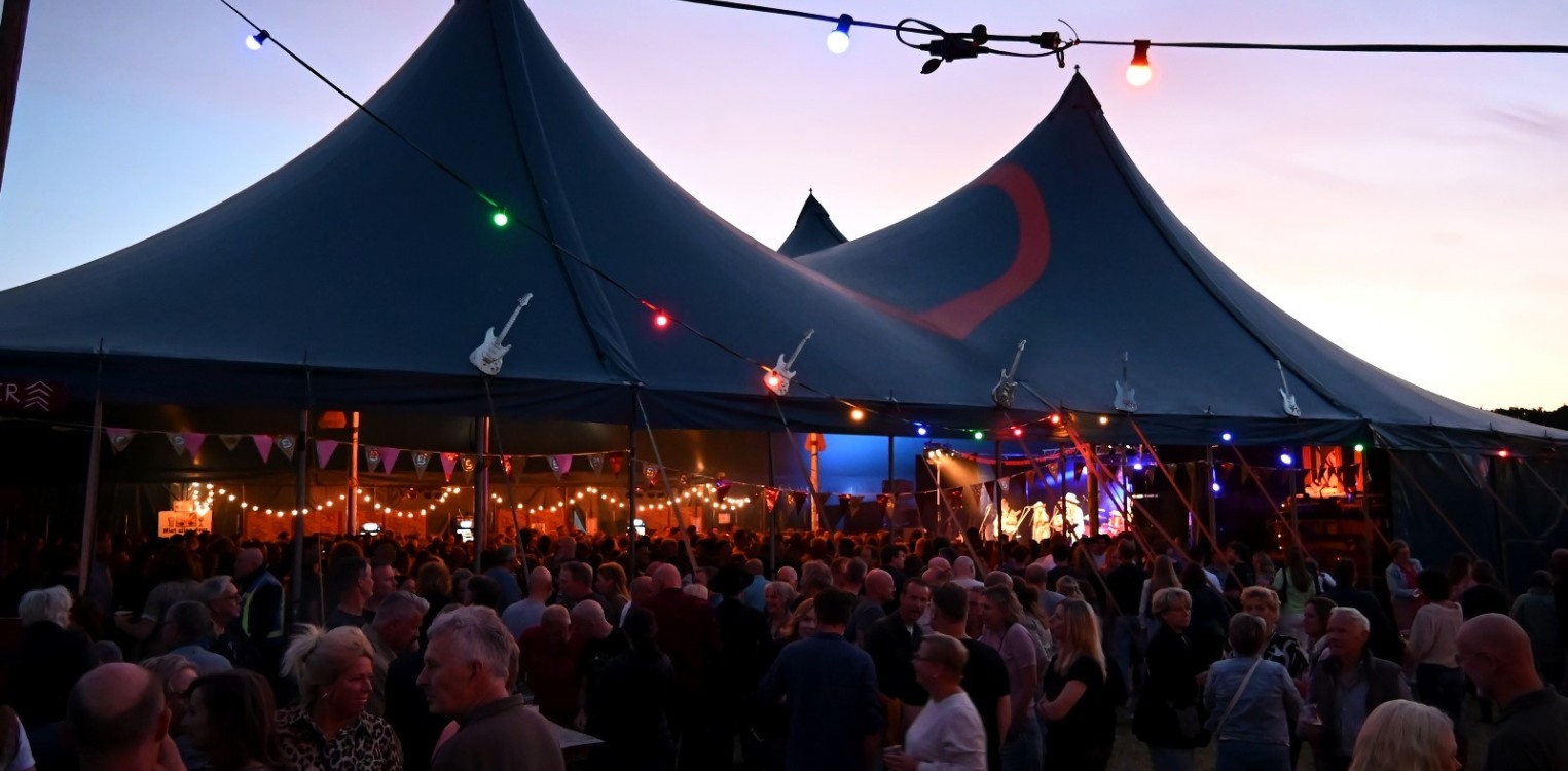 Livin’ Room viert 12,5 jaar met bomvolle feesttent in Laren