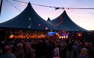 Livin’ Room viert 12,5 jaar met bomvolle feesttent in Laren