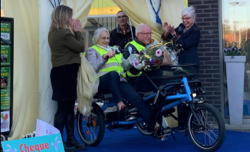 Fietsmaatjes Harfsen feestelijk van start met onthulling duofiets