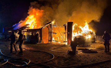 Schuur in Laren brandt volledig uit