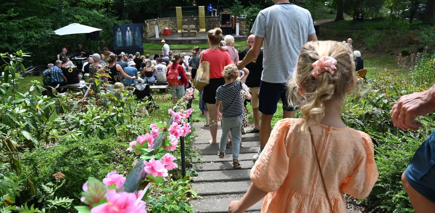 Kinderen beleven sprookjesplezier bij ‘De Schone Slaapster’ in Openluchttheater Gorssel
