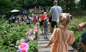 Kinderen beleven sprookjesplezier bij ‘De Schone Slaapster’ in Openluchttheater Gorssel