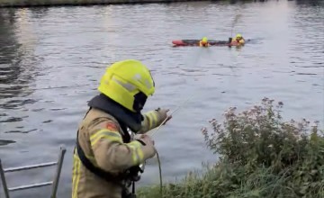 Brandweer Lochem ‘redt’ boom uit Twentekanaal