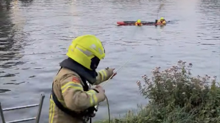 Brandweer Lochem ‘redt’ boom uit Twentekanaal