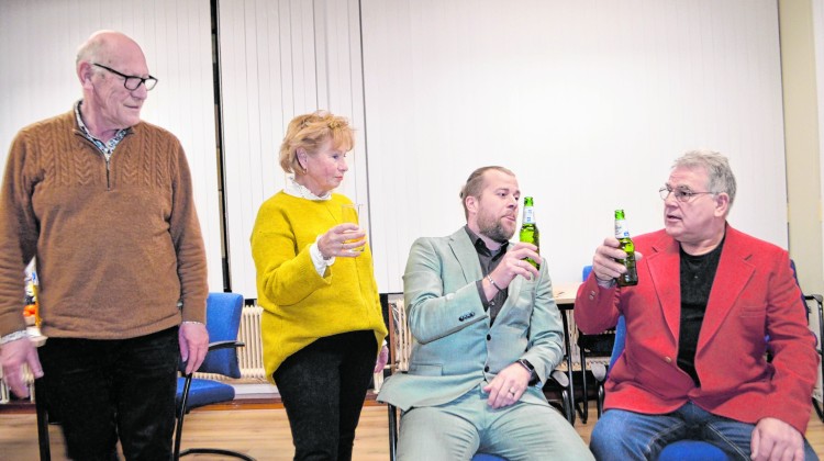 Sander van Voorst geeft aanwijzingen aan Ria Winkelman, Wouter Hoving, en Jos Teunissen