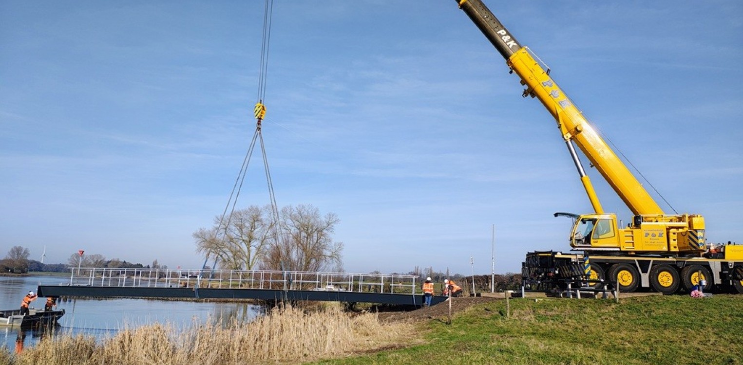 Nieuwe steiger voor fiets-voetveer Dommerholt in Gorssel geplaatst